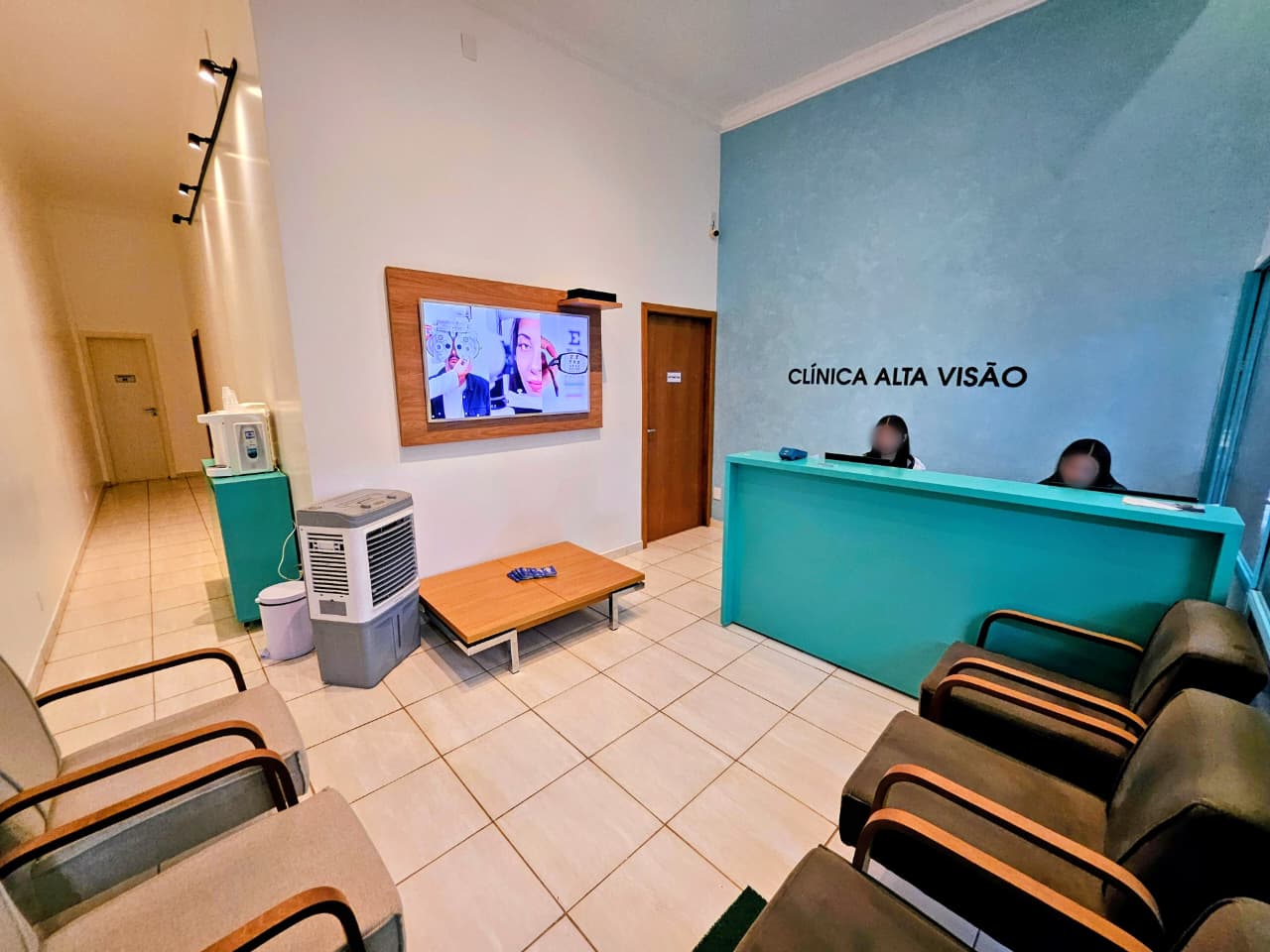 Recepção e sala de espera da Clínica Alta Visão