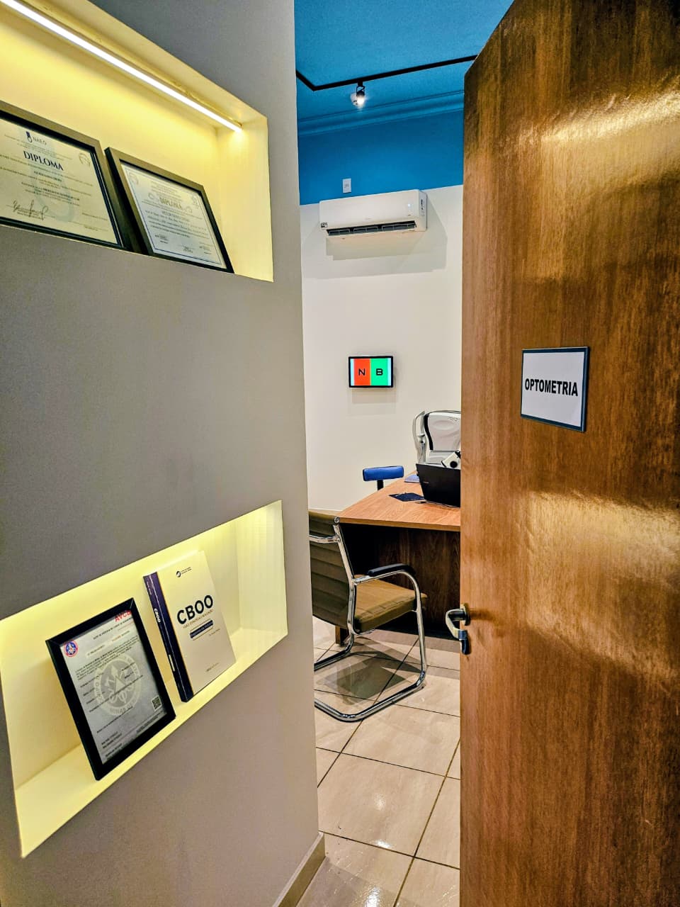 Sala de optometria com certificações na parede